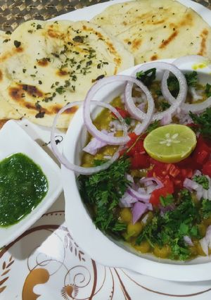 A picture of Matar kulcha.