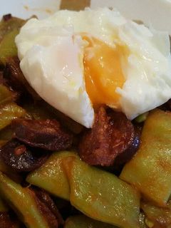 Una foto de Judias verdes con chorizo y huevo