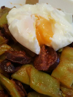 Una foto de Judias verdes con chorizo y huevo