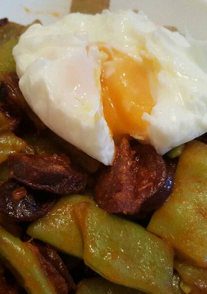 Una foto de Judias verdes con chorizo y huevo
