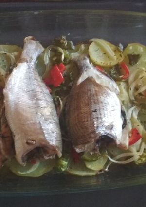 Una foto de Herrera y sargo al horno con patatas