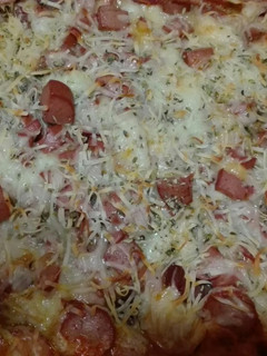 Una foto de Pizza de mar y tierra