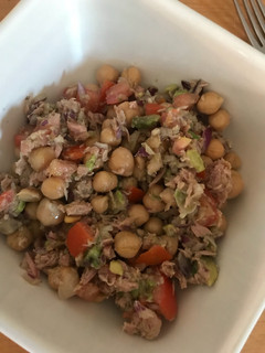 Una foto de Ensalada de garbanzos