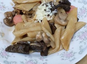 Una foto de Penne rigate e funghi