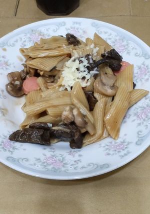 Una foto de Penne rigate e funghi