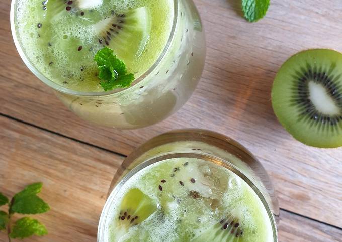 Mint, kiwi, appletizer and vodka punch