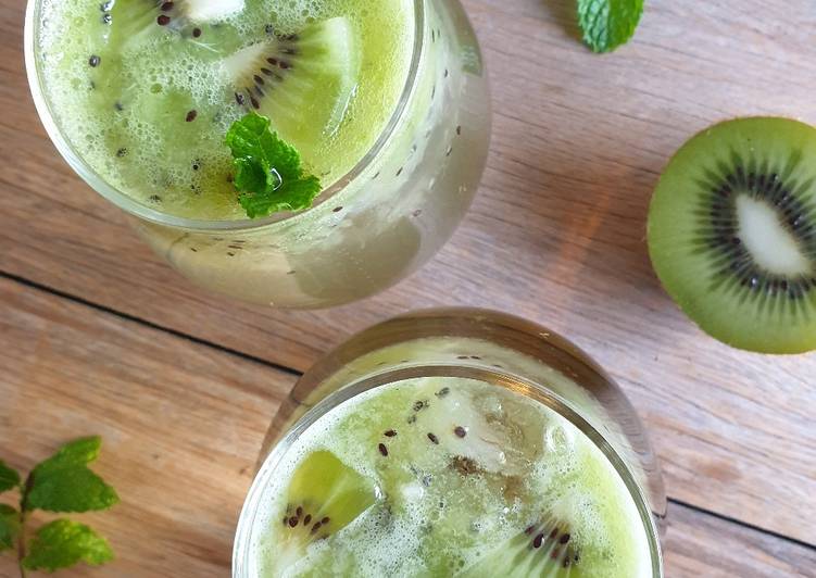 Recipe of Super Quick Homemade Mint, kiwi, appletizer and vodka punch