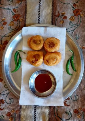 आलू बड़े (aloo vade recipe in Hindi) रेसिपी मुख्य फोटो