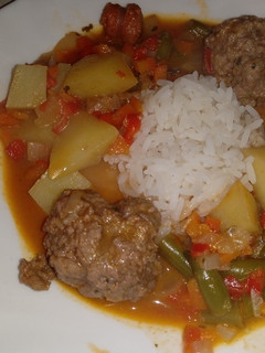 Una foto de Albóndigas con patatas y judías verdes