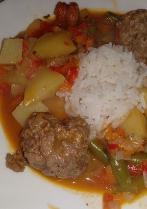 Una foto de Albóndigas con patatas y judías verdes