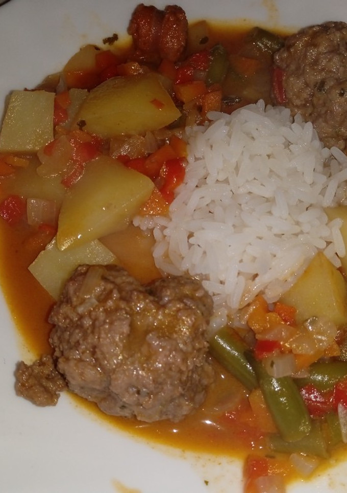 Una foto de Albóndigas con patatas y judías verdes
