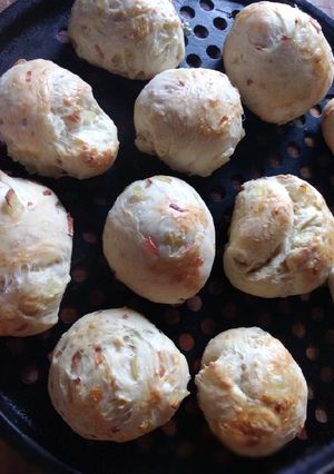 Una foto de Pancitos caseros de cebolla y jamón