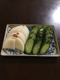 Una foto de Nukazuke~verduras encurtidas a la japonesa en el salvado~