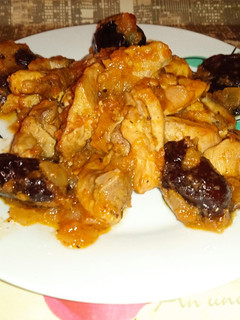 Una foto de Pollo en salsa de tomate y ciruelas