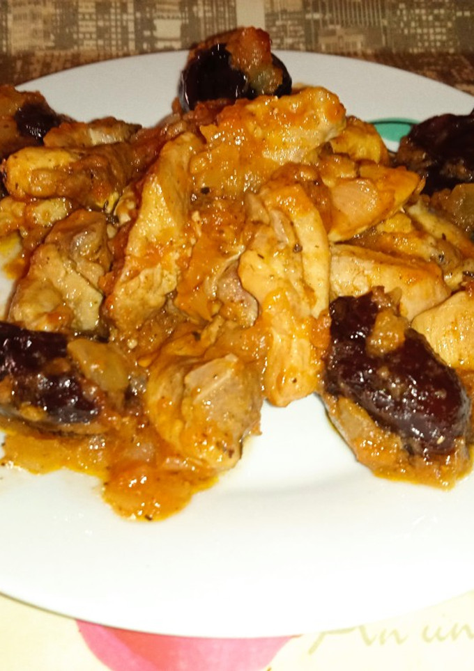 Una foto de Pollo en salsa de tomate y ciruelas