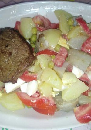 Una foto de Ensalada con churrasquitos🍴