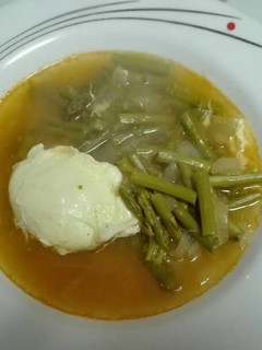 Una foto de 880 Caldo de espárragos