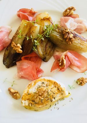 Une photo de Endives braisées Camembert aux Noix rôti et Jambon fumé de la Forêt Noire