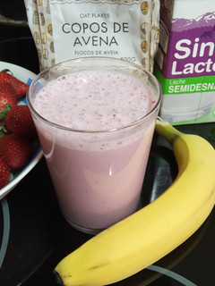 Una foto de Batido de fresas, plátano y avena