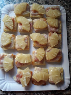 Una foto de Canapés de bacon, queso y piña