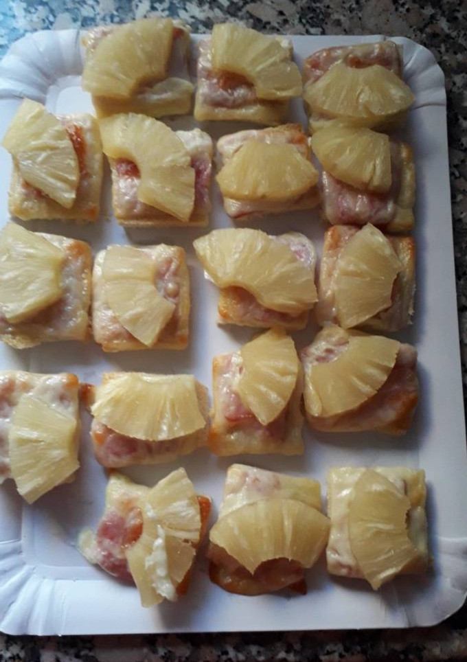 Una foto de Canapés de bacon, queso y piña