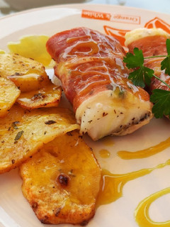 Una foto de Saquitos de bacalao con jamón y salsa de miel y mostaza