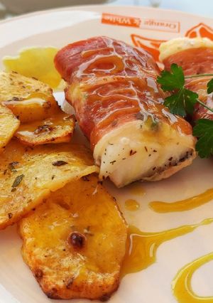 Una foto de Saquitos de bacalao con jamón y salsa de miel y mostaza