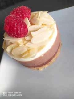 Una foto de Tartita de tres chocolates