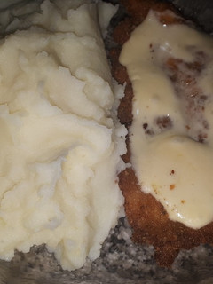 Una foto de Puré cremoso y milanesas de pollo con queso 🤤🤤🤤