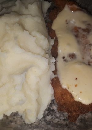 Una foto de Puré cremoso y milanesas de pollo con queso 🤤🤤🤤