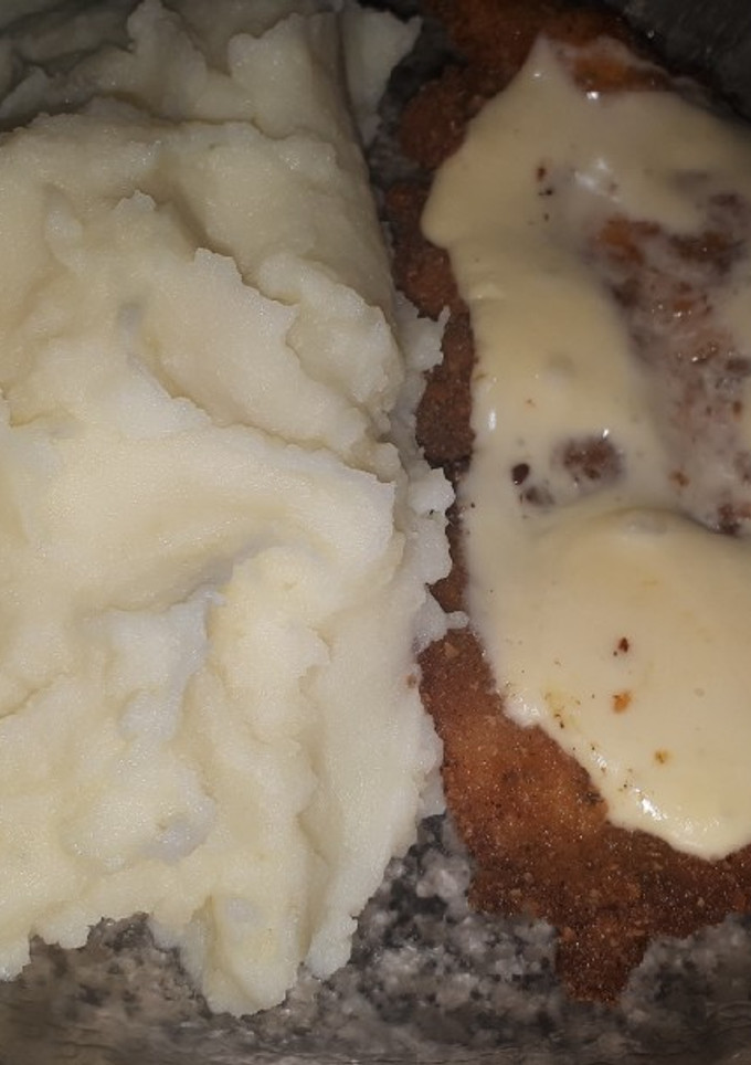 Una foto de Puré cremoso y milanesas de pollo con queso 🤤🤤🤤