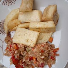 A picture of Fried yam with egg sauce.