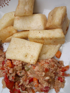 A picture of Fried yam with egg sauce.