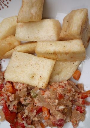 A picture of Fried yam with egg sauce.