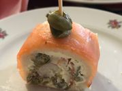 Una foto de canapé de marisco