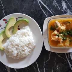 Una foto de Encocado de pescado y camarón
