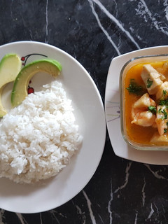 Una foto de Encocado de pescado y camarón
