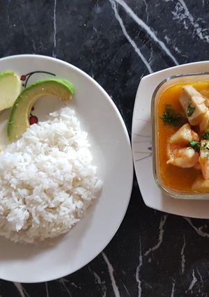 Una foto de Encocado de pescado y camarón