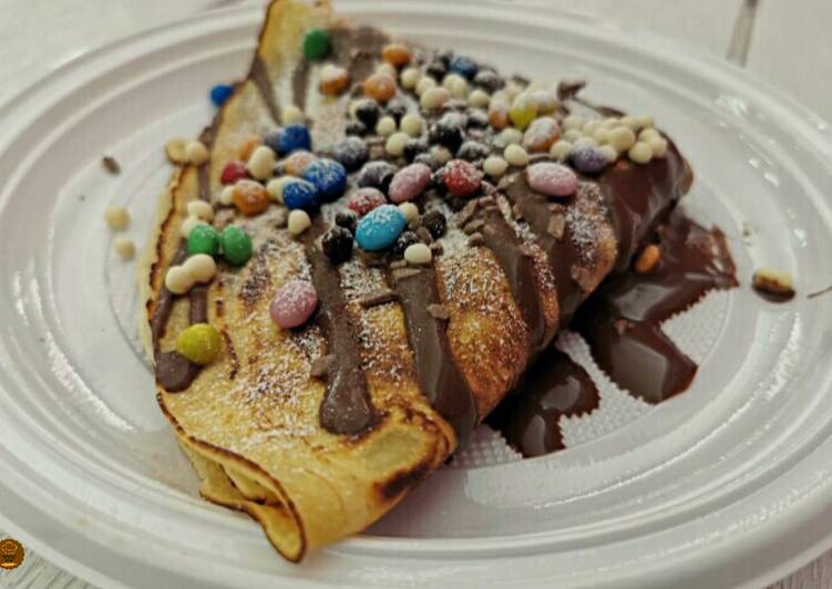 Steps to Make Fatto in casa Crepes topping e smarties
