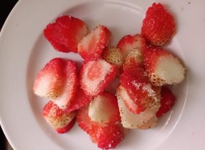 Hình của món Dâu tây dầm đường.