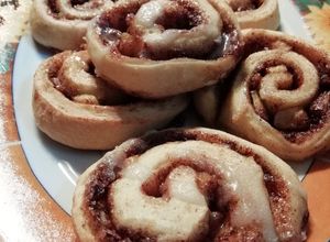 Una foto de Rollitos de canela y manzana 💜