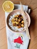 Tofu especiado sobre colchón de arroz blanco (sin salsa de soja)
