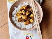 Una foto de arroz integral con tofu