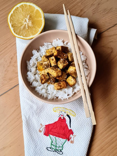 Una foto de Tofu especiado sobre colchón de arroz blanco (sin salsa de soja)