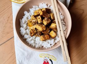 Una foto de Tofu especiado sobre colchón de arroz blanco (sin salsa de soja)