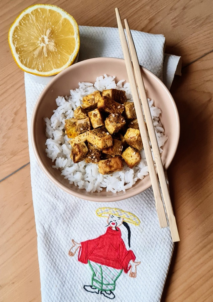 Una foto de Tofu especiado sobre colchón de arroz blanco (sin salsa de soja)