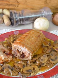 Una foto de Rollo de lomo de cerdo relleno con champiñones (Crock pot)