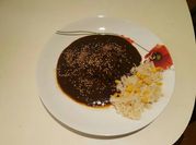 Una foto de peras con salsa de chocolate