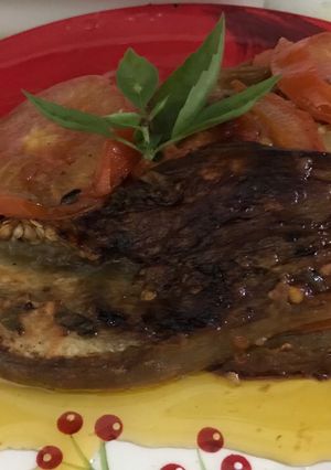 Una foto de Berenjenas asadas con tomate y albahaca