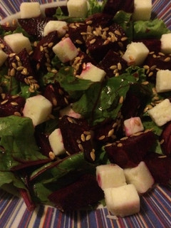 Una foto de Ensalada de remolacha, kale y queso de cabra